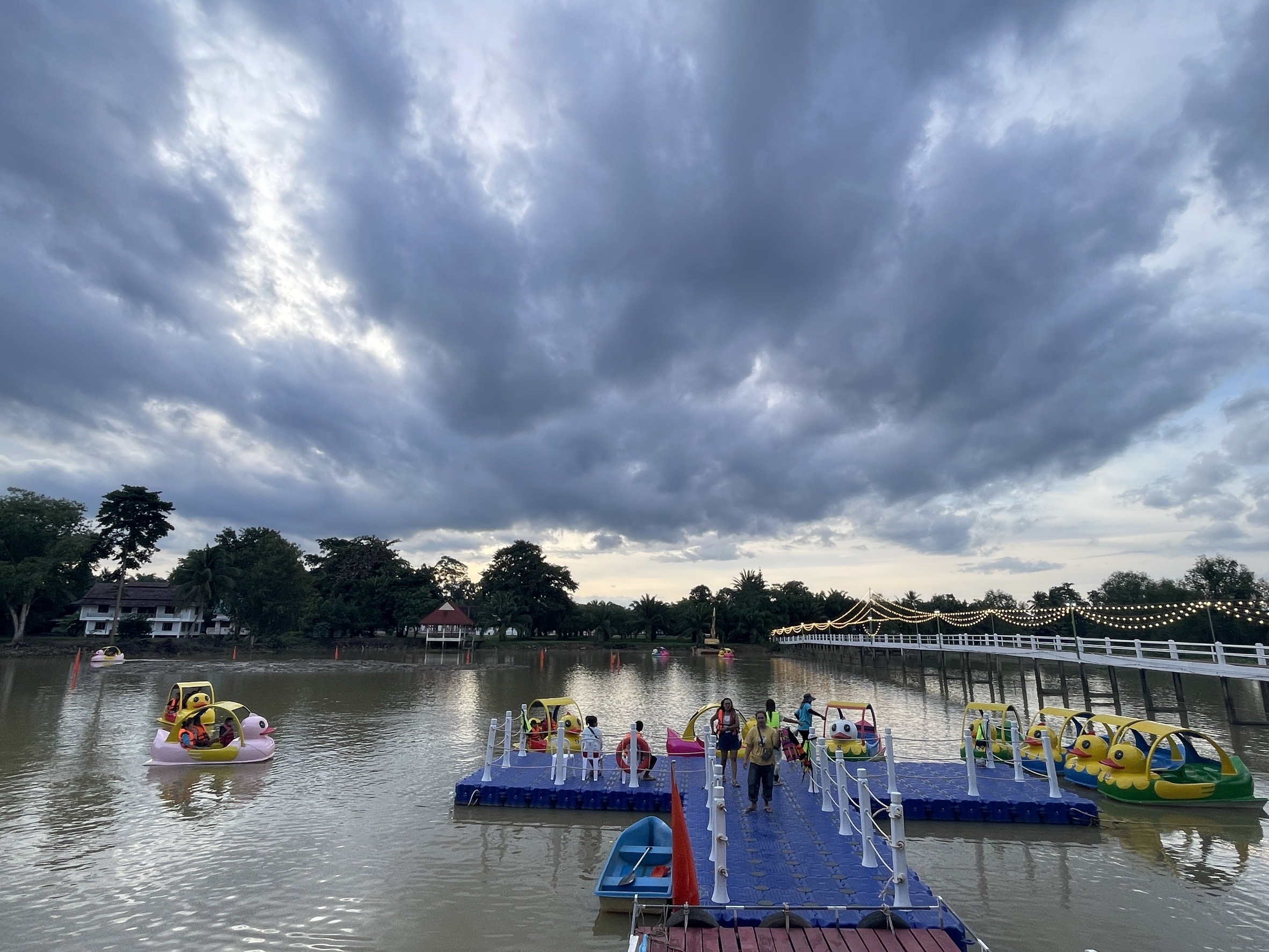 ภาพบรรยากาศช่วงเย็นในวันอาทิตย์🌤️🌈✨
องค์การบริหารส่วนตำบลท่าข้าม ขอขอบคุณสำหรับเสียงตอบรับในการเข้าใช้บริการสวนสาธารณะเฉลิมพระเกียรติ องค์การบริหารส่วนตำบลท่าข้าม Landmark แห่งใหม่ในอำเภอพุนพิน เป็นอย่างยิ่ง💚💚 และขอขอบคุณผู้ใช้บริการทุกท่านที่ปฎิบัติตามกฎระเบียบในการเข้าใช้บริการอย่างเคร่งครัด 🙏🏻 ทางองค์การบริหารส่วนตำบลท่าข้ามหวังเป็นอย่างยิ่งว่า ทุกท่านจะได้ออกกำลังกายแบบใกล้ชิดธรรมชาติ และพักผ่อนอย่างเต็มที่ เพื่อเสริมสร้างสุขภาพร่างกาย สุขภาพจิตใจที่ดีให้แก่ทุกท่าน🥰🌲

💚เปิดให้บริการสำหรับประชาชนทุกเพศ ทุกวัย ร่วมกันทำกิจกรรมมากมาย ได้แก่ เรือปั่นไฟเบอร์ สนามบาสเกตบอล สนามแบตมินตัน สนามฟุตบอล พร้อมทั้งสนามเด็กเล่นและเครื่องออกกำลังกาย💚
ฟรีไม่มีค่าใช้จ่าย❕❕❕
📍เปิดให้บริการทุกวัน เวลา 10.00 น.-19.00 น.