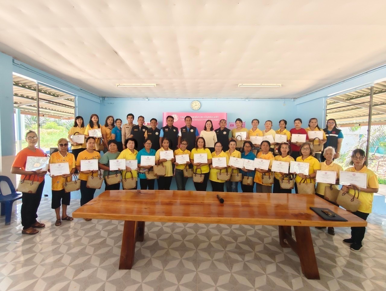 องค์การบริหารส่วนตำบลท่าข้าม ร่วมกับสถานคุ้มครองและพัฒนาอาชีพภาคใต้ จังหวัดสุราษฎร์ธานี จัดทำโครงการพัฒนาทักษะอาชีพแก่ครัวเรือนเปราะบางสู่ความยั่งยืน  หลักสูตร หัตถกรรมกระเป๋าจากเส้นกระจูด ระยะสั้น 5 วัน ณ ศาลาประชุมหมู่บ้าน หมู่ที่ 3 ตำบลท่าข้าม อำเภอพุนพิน จังหวัดสุราษฎร์ธานี 
(วันสุดท้ายของการฝึกอบรม) 
(พิธีปิดการฝึกอบรม)