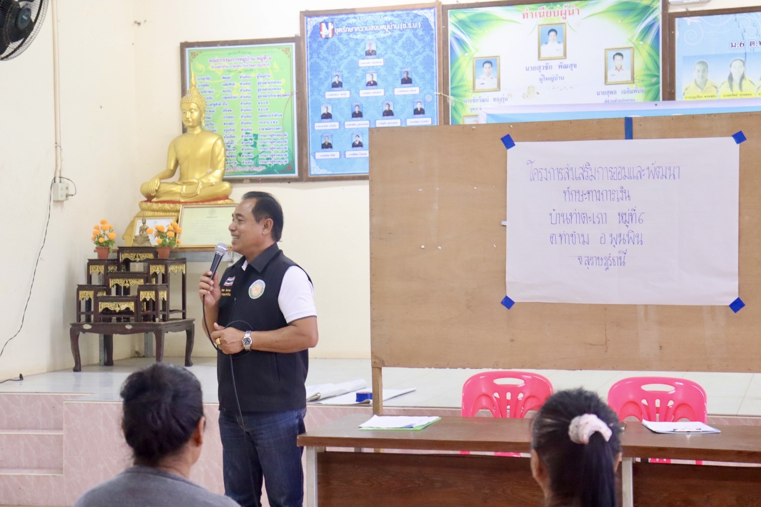 วันที่ 24  กุมภาพันธ์  2568
นายอมฤต  นิจอาคม  นายกองค์การบริหารส่วนตำบลท่าข้าม พร้อมด้วยคณะผู้บริหาร สมาชิกสภา เจ้าหน้าที่ และผู้ใหญ่บ้าน หมู่ที่ 6  เข้าร่วมโครงการส่งเสริมการออมและพัฒนาทักษะทางการเงิน บ้านท่าตะเภา หมู่ที่ 6 ตำบลท่าข้าม อำเภอพุนพิน จังหวัดสุราษฎร์ธานี กิจกรรมแปรรูปอาหาร (ไข่เค็ม) โดยความร่วมมือจากสำนักงานพัฒนาชุมชนอำเภอพุนพิน ในการจัดทำโครงการในพื้นที่ตำบลท่าข้าม กลุ่มเป้าหมาย ประชาชนทั่วไป กลุ่มเปราะบาง ผู้สูงอายุ สตรี และผู้สนใจทั่วไป โดยได้จัดตั้งกลุ่มอาชีพไข่เป็ดท่าตะเภา ในการดำเนินการครั้งนี้