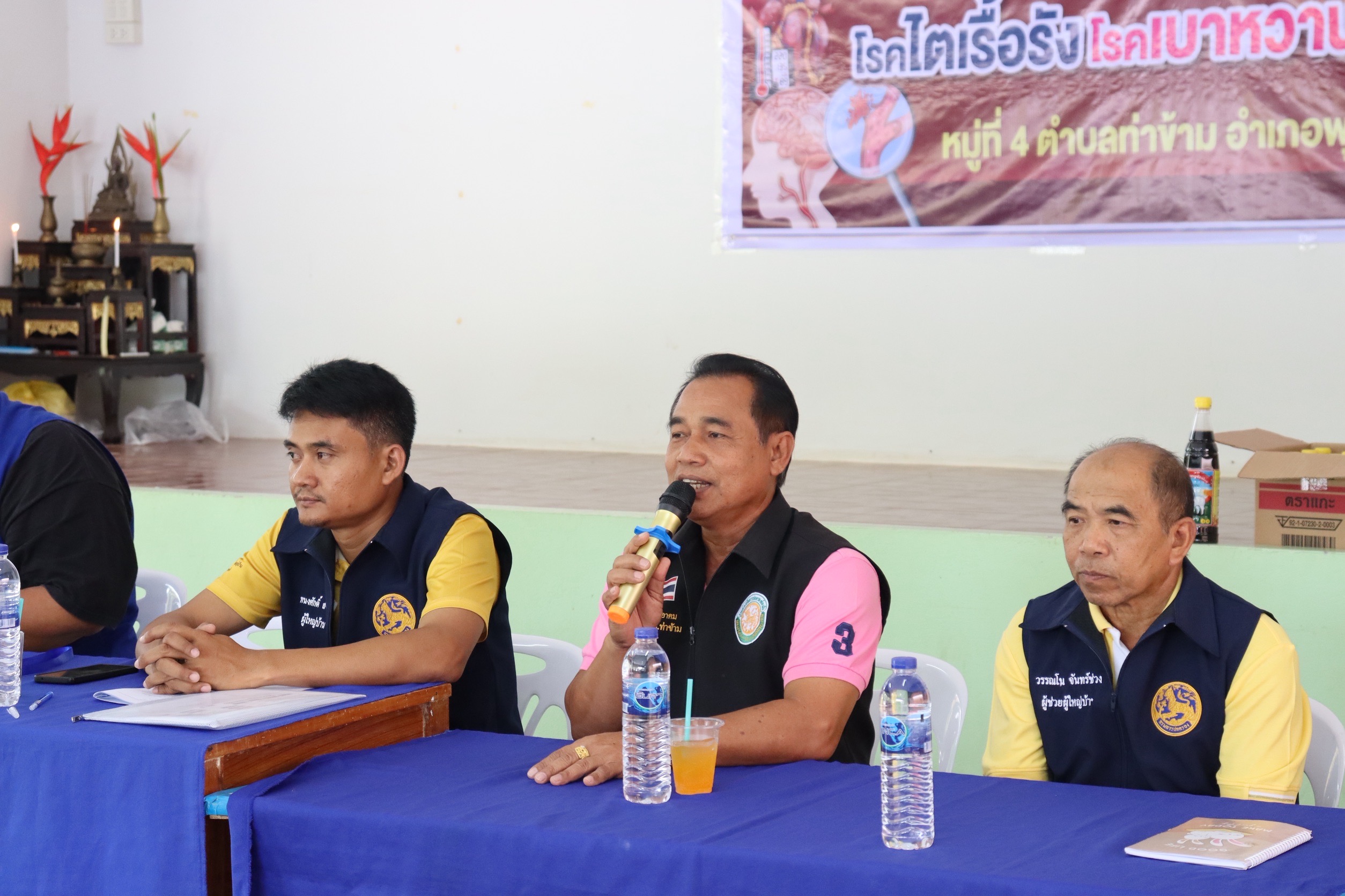 วันที่ 6 พฤษภาคม 2568
นายอมฤต นิจอาคม นายกองค์การบริหารส่วนตําบลท่าข้าม พร้อมด้วยคณะผู้บริหาร สมาชิกสภา เจ้าหน้าที่ และกำนันคนองเดช สุวรรณ ร่วมการประชุมหมู่บ้าน ประจำเดือนของหมู่ที่ 4 ณ ศาลาประชาคมหมู่ที่ 4 ตำบลท่าข้าม อำเภอพุนพิน จังหวัดสุราษฎร์ธานี เพื่อรับฟังปัญหาความเดือดร้อนของพี่น้องประชาชน และแจ้งผลการปฏิบัติงานของ อบต.ท่าข้าม และโครงการต่าง ๆ ที่จะดำเนินการให้กับพี่น้องประชาชน