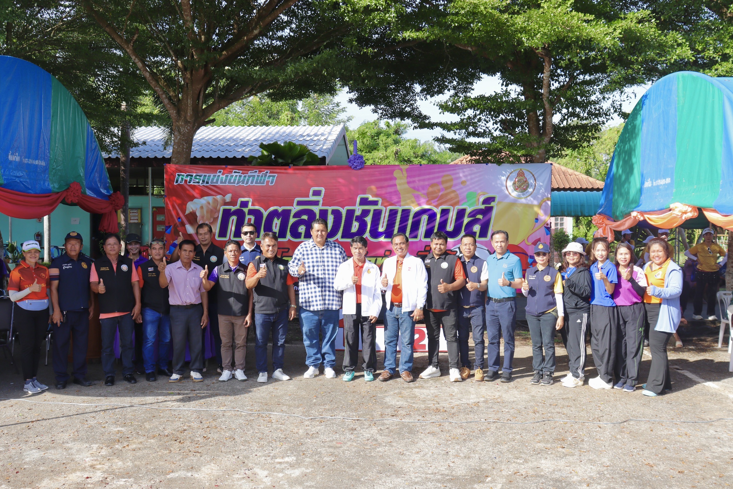 วันที่ 17 กรกฎาคม 2568
ณ โรงเรียนวัดท่าตลิ่งชัน หมู่ที่ 5 ตำบลท่าข้าม อำเภอพุนพิน จังหวัดสุราษฎร์ธานี                        
     #พิธีเปิดการแข่งขันกีฬาท่าตลิ่งชันเกมส์  ครั้งที่ 3 ประจำปี 2568🏅
     นายอมฤต นิจอาคม นายกองค์การบริหารส่วนตำบลท่าข้าม เป็นประธานในพิธีเปิดการแข่งขันกีฬา พร้อมด้วยหัวหน้าส่วนราชการ ผู้นำท้องที่ และผู้นำท้องถิ่น โดยมีนายพงษ์ศักดิ์ แก้วมีศรี ผู้อำนวยการโรงเรียนวัดท่าตลิ่งชัน เป็นผู้กล่าวคำรายงาน มีวัตถุประสงค์เพื่อส่งเสริมให้นักเรียนในโรงเรียนวัดท่าตลิ่งชันได้มีการออกกำลังกาย และเล่นกีฬาอย่างสม่ำเสมอ ตลอดจนเป็นการก่อให้เกิดความรัก ความสามัคคี และเกิดความสมานฉันท์ขึ้นในหมู่คณะ 
     โดยการจัดการแข่งขันขึ้น ในวันที่ 17 กรกฎาคม 2568 ประกอบด้วยคณะครูและนักเรียนในโรงเรียนวัดท่าตลิ่งชัน แบ่งขบวนเป็นหน่วยกีฬา จำนวน 3 หน่วยกีฬา จัดให้มีการแข่งกรีฑาแบ่งเป็น 3 ระดับ ในการจัดการแข่งขันกีฬาครั้งนี้ 
     ทั้งนี้ มี นายอมฤต นิจอาคม นายกองค์การบริหารส่วนตำบลท่าข้าม หัวหน้าส่วนราชการ ผู้นำท้องที่และผู้นำท้องถิ่น แขกผู้มีเกียรติ และประชาชนร่วมพิธีเปิดฯ เป็นจำนวนมาก