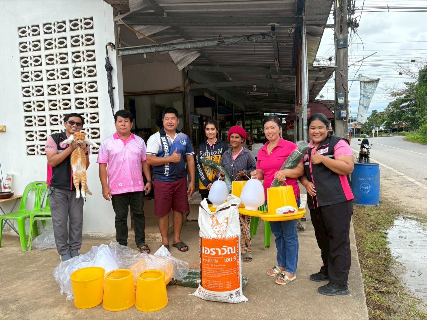 วันที่ 26 สิงหาคม 2568 นายอมฤต นิจอาคม นายกองค์การบริหารส่วนตำบลท่าข้าม มอบหมายให้เจ้าหน้าที่ ลงพื้นที่ร่วมกับเจ้าหน้าที่พัฒนาสังคมและความมั่นคงของมนุษย์จังหวัดสุราษฎร์ธานี เพื่อส่งมอบวัสดุอุปกรณ์ ประกอบด้วย อาหารไก่ไข่ อุปกรณ์ใส่น้ำ ใส่อาหาร เวชภัณฑ์ และ อวนตาข่ายปรับปรุงโรงเรือนเลี้ยงไก่ไข่ ใน โครงการสร้างภูมิ เสริมพลัง เพื่อยกระดับคุณภาพชีวิตครัวเรือนเปราะบาง กิจกรรมส่งเสริมอาชีพตามบริบทพื้นที่สวัสดิการ 🐔 หลักสูตรการเลี้ยงพันธุ์ไก่ไข่🥚จาก พัฒนาสังคมและความมั่นคงของมนุษย์จังหวัดสุราษฎร์ธานี จำนวน 10 ชุด ของพื้นที่ หมู่ที่ 7 ตำบลท่าข้าม