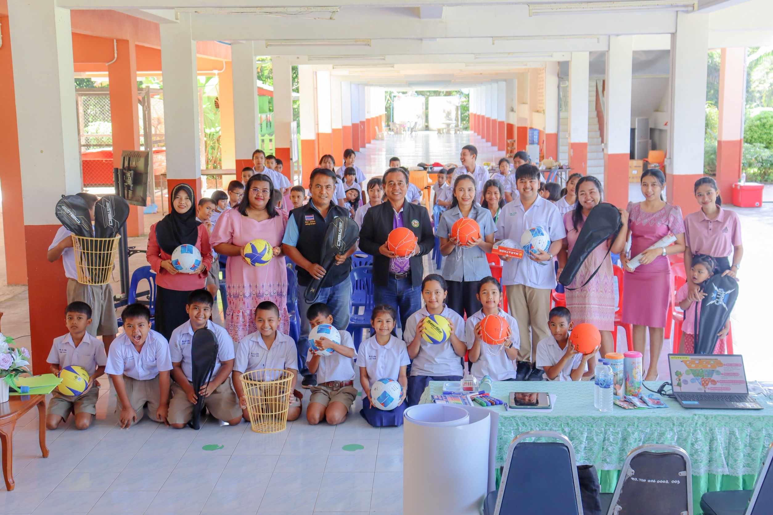 วันที่ 23 กันยายน 2568 
ณ โรงเรียนบ้านไทรงาม ตำบลท่าข้าม อำเภอพุนพิน จังหวัดสุราษฎร์ธานี                       
     นายอมฤต นิจอาคม นายกองค์การบริหารส่วนตำบลท่าข้ามเป็นประธานเปิดโครงการส่งเสริมการออกกำลังเล่นกีฬาเพื่อสุขภาพและป้องกันโรคอ้วนในโรงเรียน ประจำปี 2568 พร้อมด้วยนายสำเนา แสงสาคร เลขานุการนายกองค์การบริหารส่วนตำบลท่าข้าม ณ โรงเรียนบ้านไทรงาม โดยคุณครูโรงเรียนบ้านไทรงาม เป็นผู้กล่าวคำรายงาน