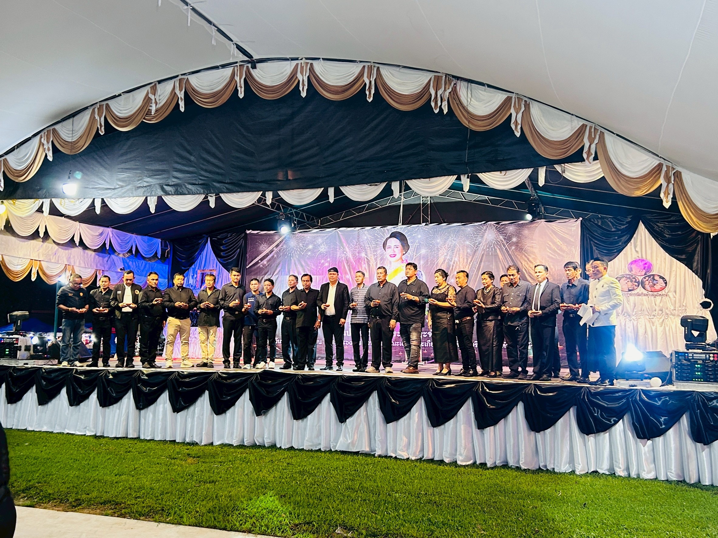 งานประเพณีวันลอยกระทงองค์การบริหารส่วนตำบลท่าข้าม ประจำปี 2568 “ ร้อยแสงแห่งอาลัย สถิตในใจคนไทยนิรันดร์ ”