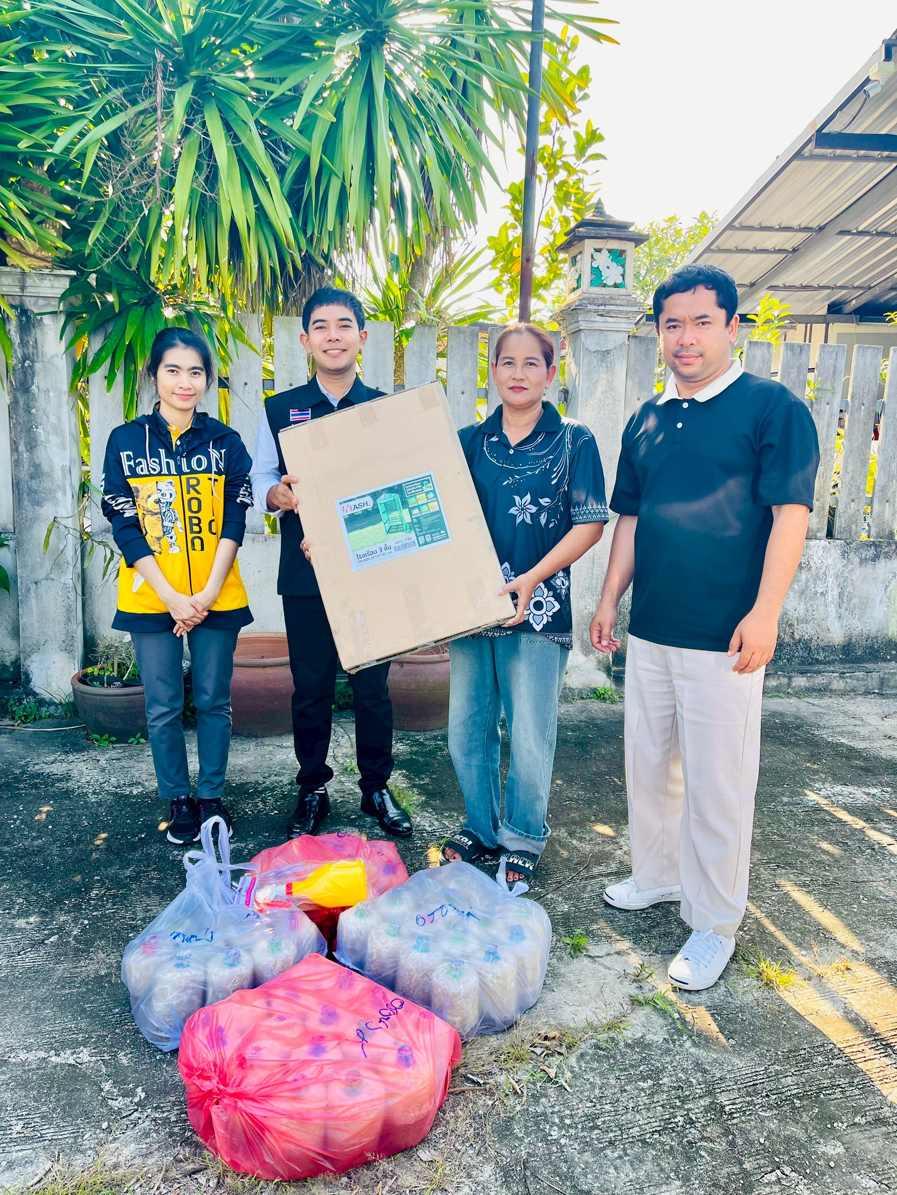 วันที่ 14 มกราคม 259 องค์การบริหารส่วนตำบลท่าข้าม ส่งมอบ วัสดุอุปกรณ์ ใน โครงการสร้างภูมิ เสริมพลัง เพื่อยกระดับคุณภาพชีวิต กิจกรรมส่งเสริมอาชีพตามบริบทพื้นที่สวัสดิการชุมชน รุ่นที่ 2 หลักสูตรเกษตรการปลูกพืชระยะสั้น🍄‍🟫(การเพาะเห็ด)🍄‍🟫จาก พัฒนาสังคมและความมั่นคงของมนุษย์จังหวัดสุราษฎร์ธานี ของพื้นที่ หมู่ที่ 6 ตำบลท่าข้าม