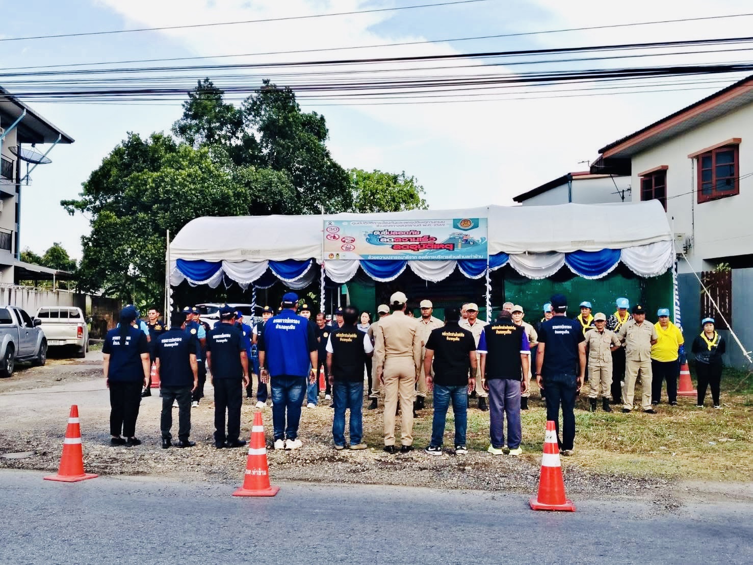 วันที่ 15  เมษายน 2569
นายอมฤต นิจอาคม นายกองค์การบริหารส่วนตำบลท่าข้าม เป็นประธานในพิธีปิดด่านชุมชน/จุดบริการประชาชน ช่วงเทศกาลสงกรานต์ 2569 เพื่อให้บริการประชาชนและอำนวยความสะดวกในการสัญจร  โดยมีนายคนองเดช สุวรรณ กำนันตำบลท่าข้าม ผู้นำชุมชน เจ้าหน้าที่โรงพยาบาลพุนพิน เจ้าหน้าที่ อปพร.อบต.ท่าข้าม อสม.ตำบลท่าข้าม และจิตอาสาของตำบลท่าข้าม ร่วมปิดด่านชุมชน ณ บริเวณหมู่ที่ 3 ตำบลท่าข้าม อำเภอพุนพิน จังหวัดสุราษฎร์ธานี