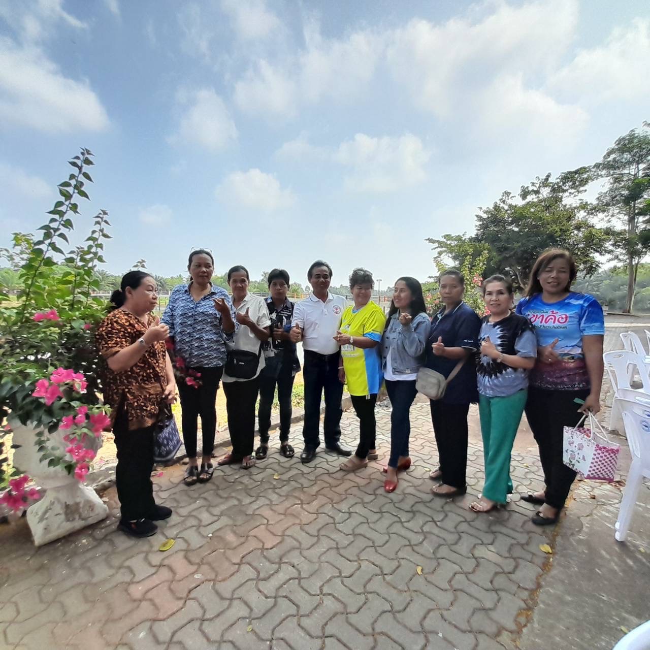 ประชาชน ร่วมพูดคุยแลกเปลี่ยน ในกิจกรรมกาแฟสัญจร ณ ริมแม่น้ำ สวนสาธารณะองค์การบริหารส่วนตำบลท่าข้าม ตำบลท่าข้าม อำเภอพุนพิน จังหวัดสุราษฎร์ธานี